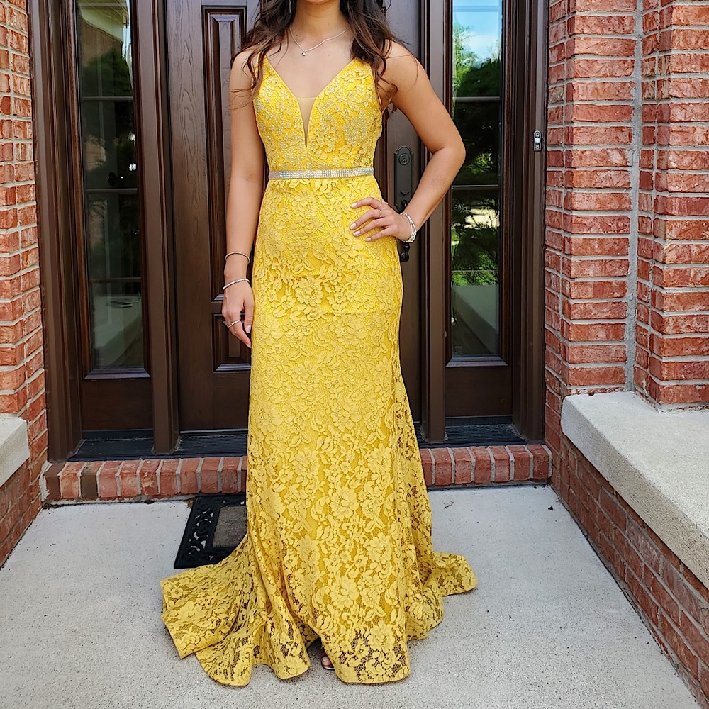 Beautiful prom dress💛✨